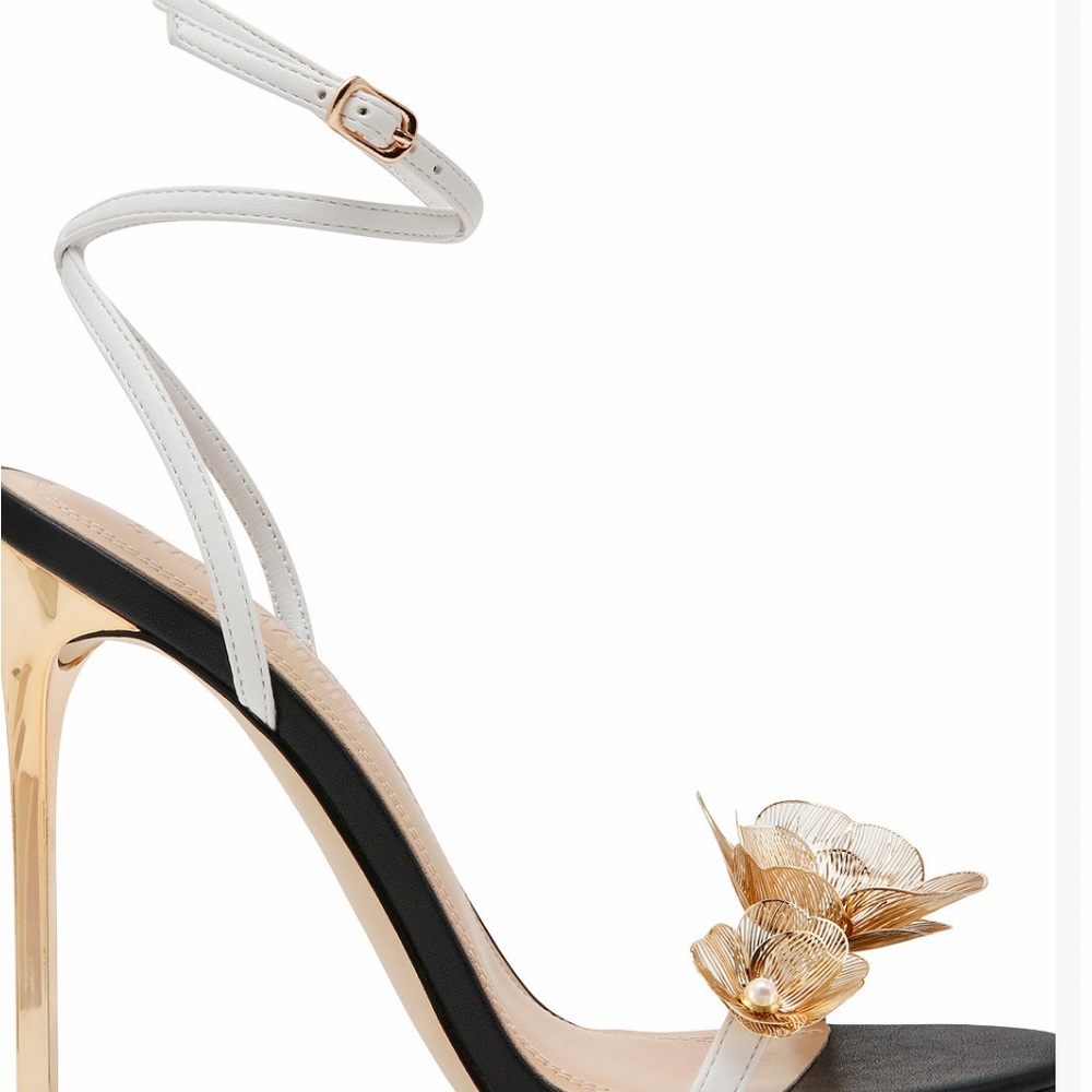 🆕 Steve Madden Black Multi Embellished Sandal - Size: 6